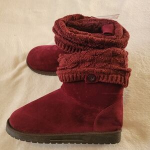 NWT Burgundy Muk Luk Essentials Sz 9